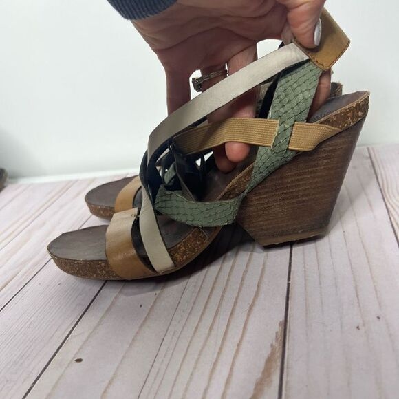 OTBT Taupe Laconia Leather Wedge Sandals - Picture 4 of 9